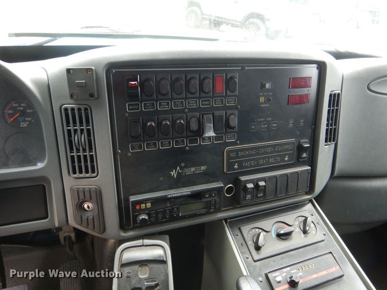 image for item DD2532 2002 International 4300  ambulance