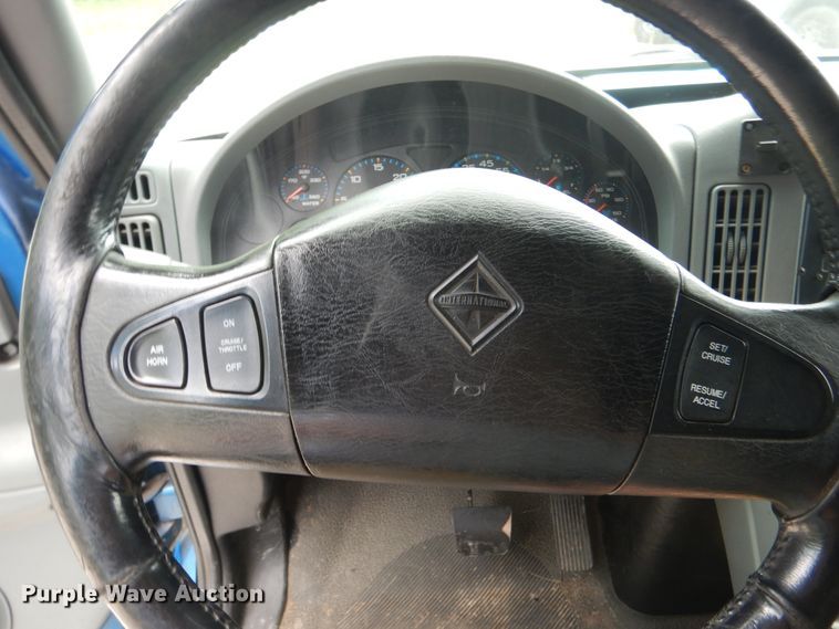 image for item DD2532 2002 International 4300  ambulance