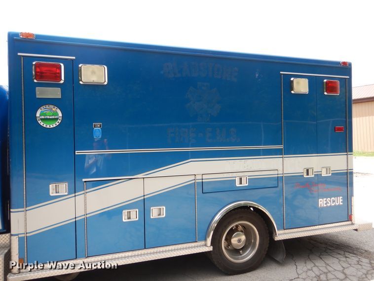 image for item DD2532 2002 International 4300  ambulance