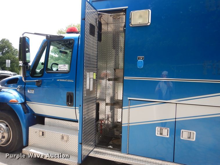 image for item DD2532 2002 International 4300  ambulance