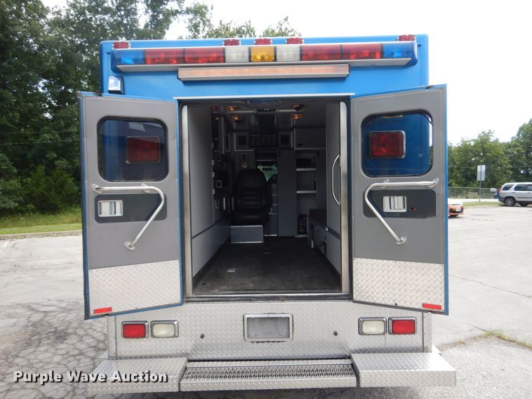 image for item DD2532 2002 International 4300  ambulance