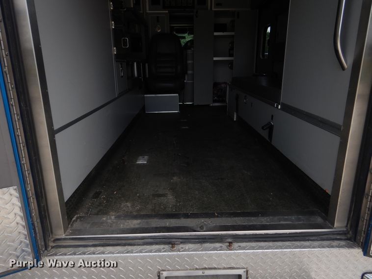 image for item DD2532 2002 International 4300  ambulance