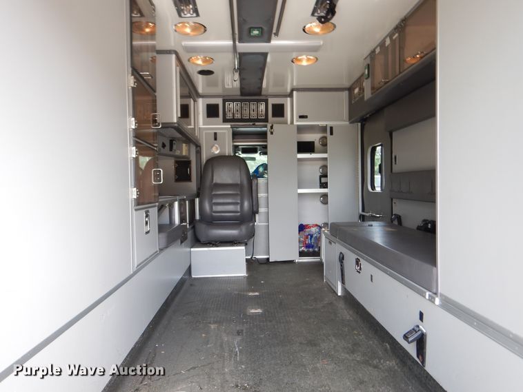 image for item DD2532 2002 International 4300  ambulance