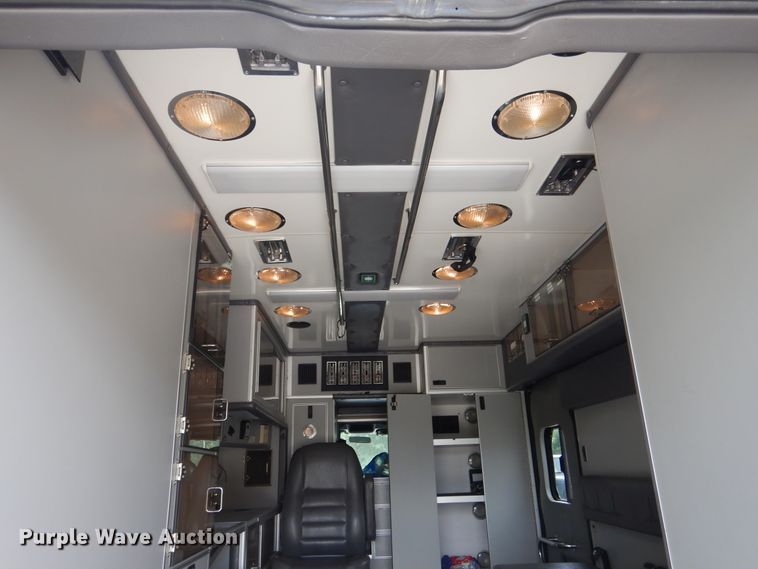 image for item DD2532 2002 International 4300  ambulance