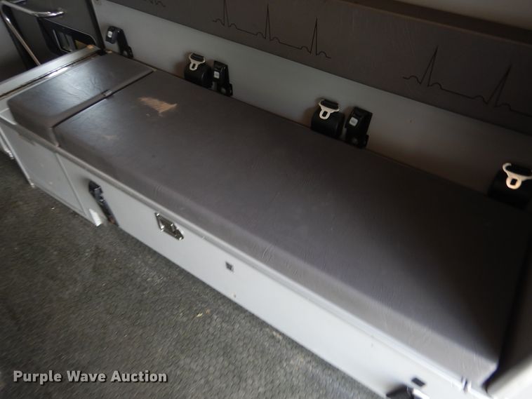 image for item DD2532 2002 International 4300  ambulance