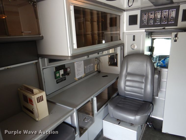 image for item DD2532 2002 International 4300  ambulance