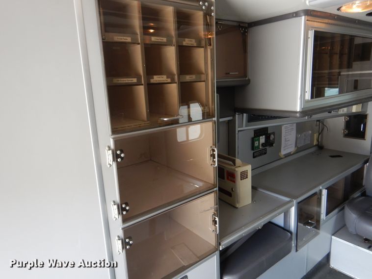 image for item DD2532 2002 International 4300  ambulance