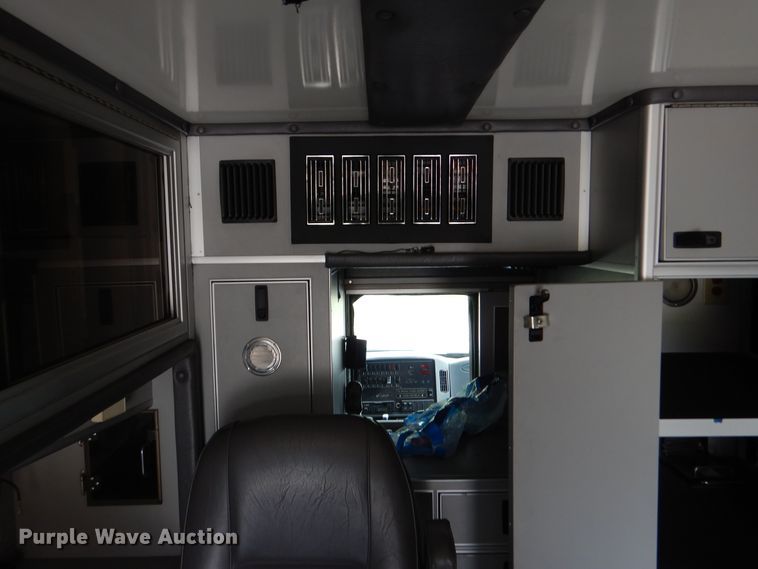 image for item DD2532 2002 International 4300  ambulance