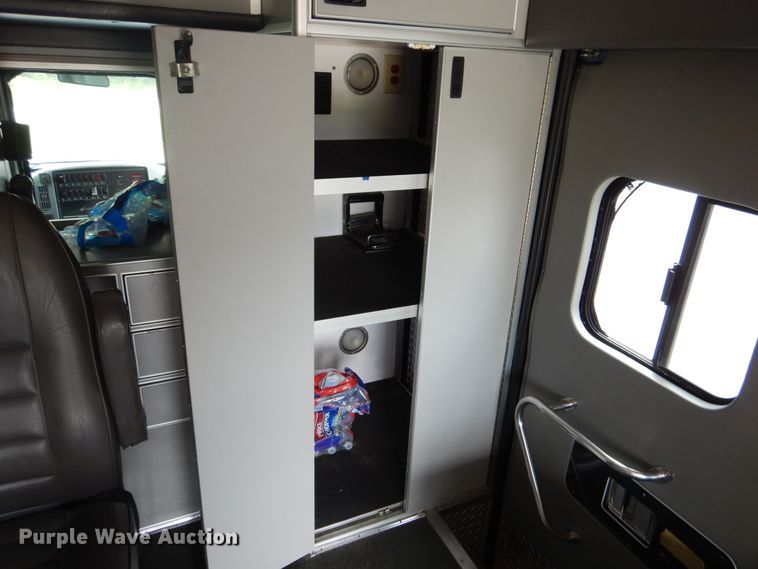 image for item DD2532 2002 International 4300  ambulance