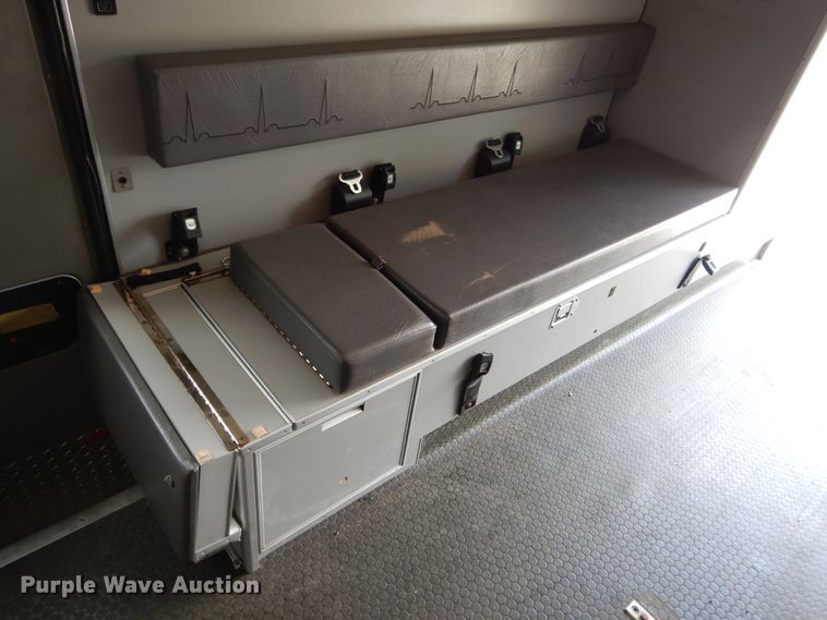 image for item DD2532 2002 International 4300  ambulance