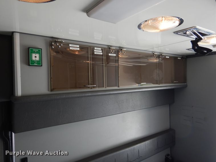 image for item DD2532 2002 International 4300  ambulance