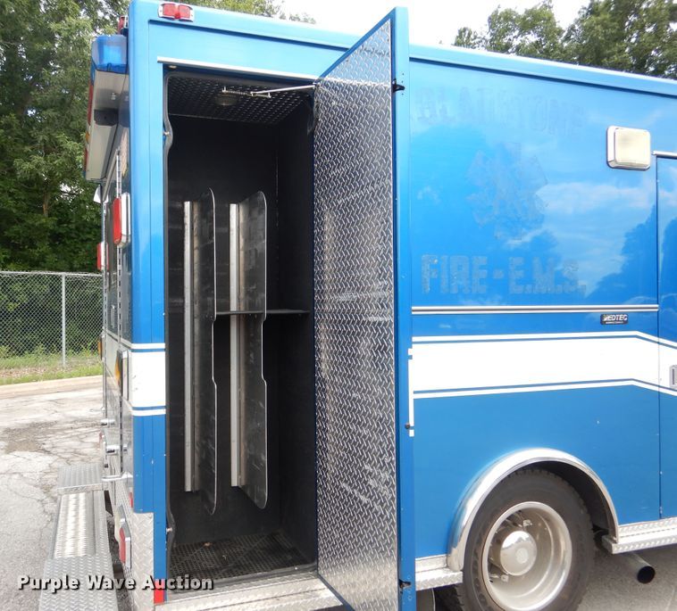 image for item DD2532 2002 International 4300  ambulance