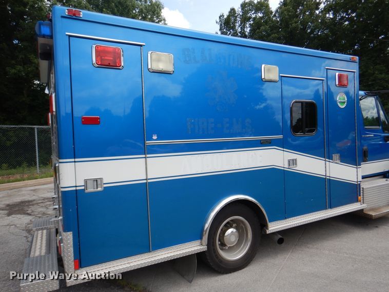 image for item DD2532 2002 International 4300  ambulance