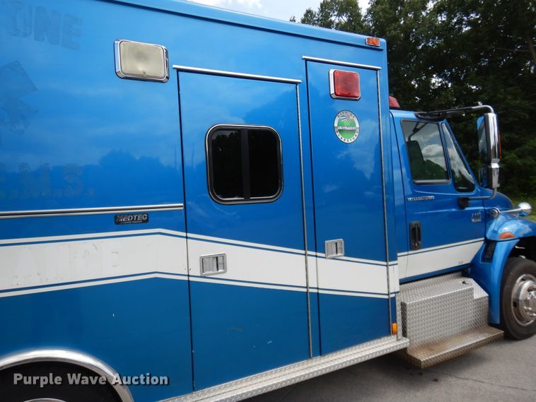 image for item DD2532 2002 International 4300  ambulance