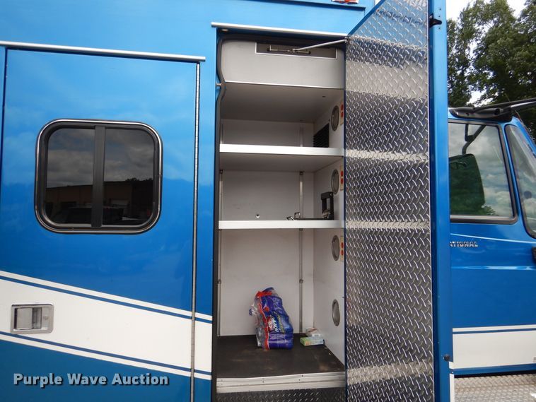 image for item DD2532 2002 International 4300  ambulance