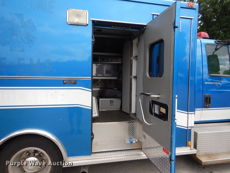 image for item DD2532 2002 International 4300  ambulance