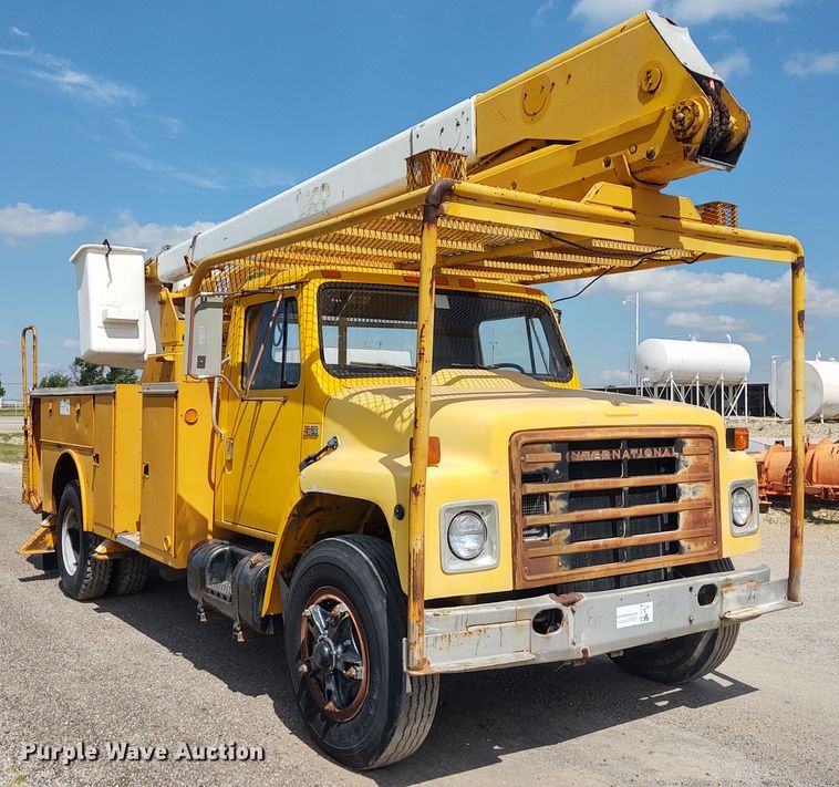 image for item DE6936 1984 International S1700  forestry bucket truck