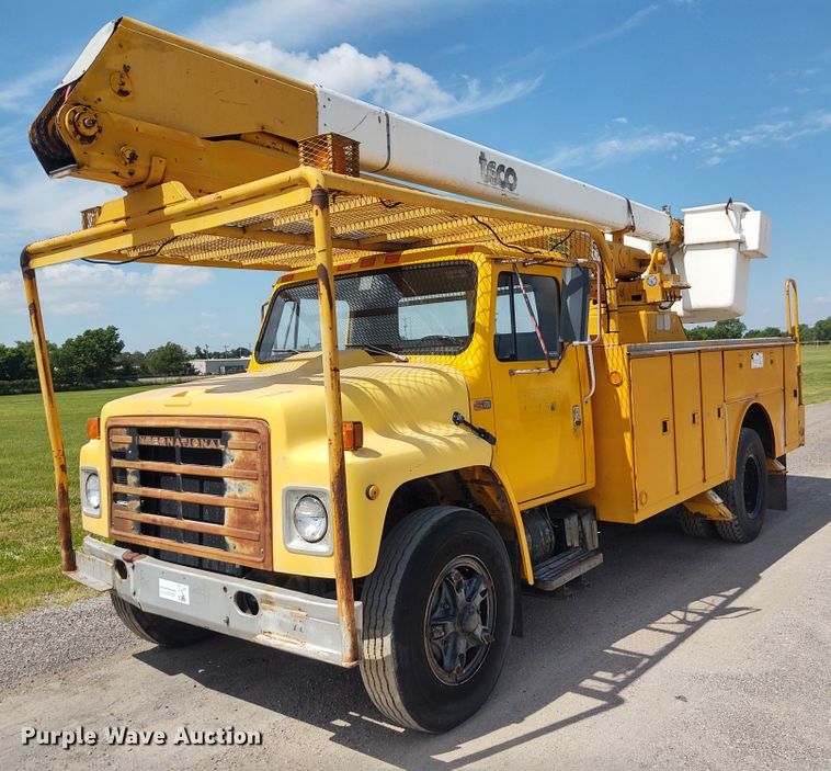 image for item DE6936 1984 International S1700  forestry bucket truck