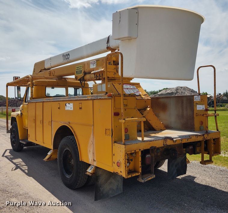 image for item DE6936 1984 International S1700  forestry bucket truck
