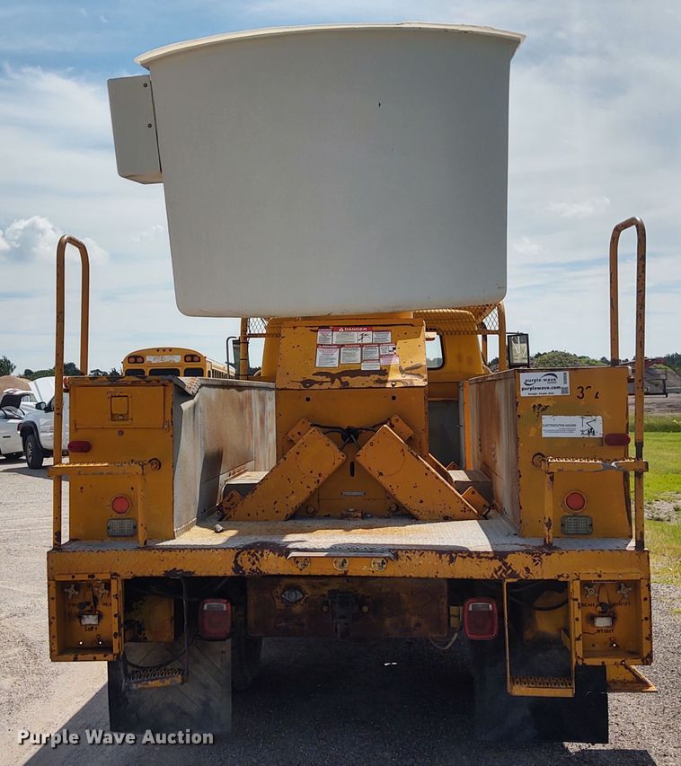 image for item DE6936 1984 International S1700  forestry bucket truck