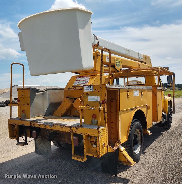 image for item DE6936 1984 International S1700  forestry bucket truck