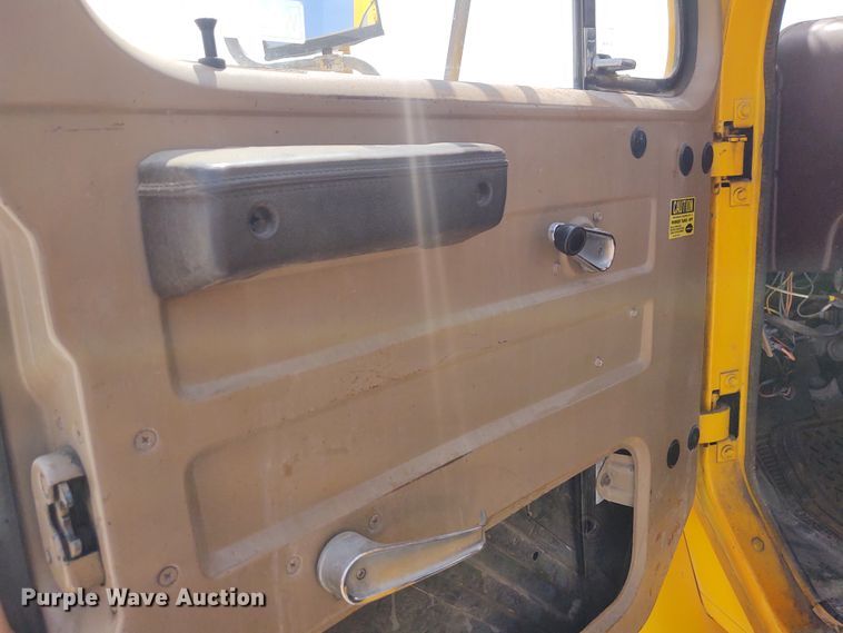 image for item DE6936 1984 International S1700  forestry bucket truck