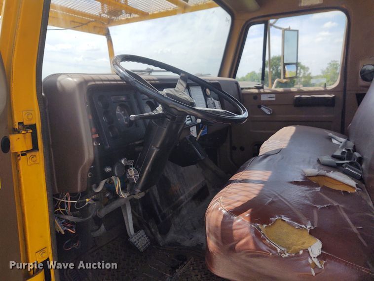 image for item DE6936 1984 International S1700  forestry bucket truck