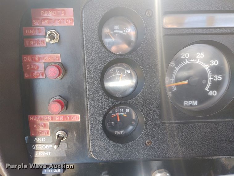 image for item DE6936 1984 International S1700  forestry bucket truck