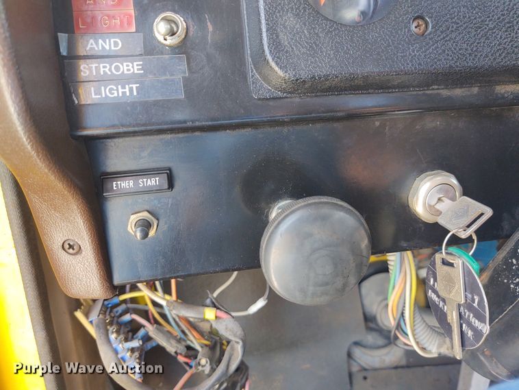 image for item DE6936 1984 International S1700  forestry bucket truck