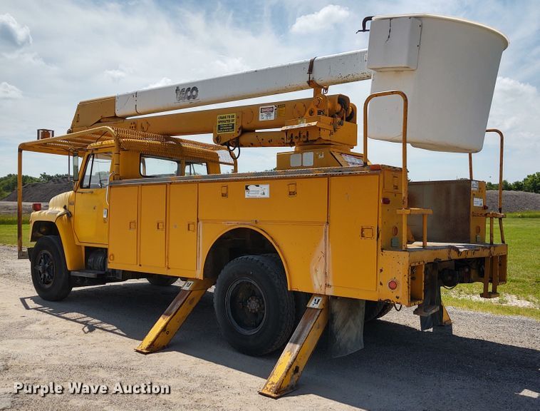 image for item DE6936 1984 International S1700  forestry bucket truck