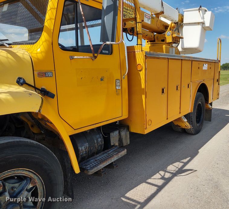 image for item DE6936 1984 International S1700  forestry bucket truck