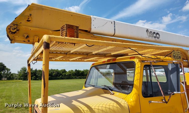 image for item DE6936 1984 International S1700  forestry bucket truck