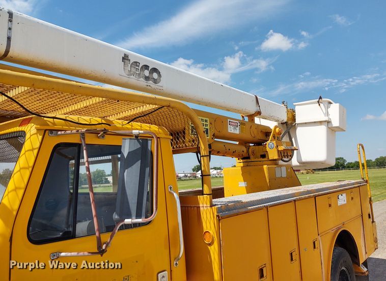 image for item DE6936 1984 International S1700  forestry bucket truck