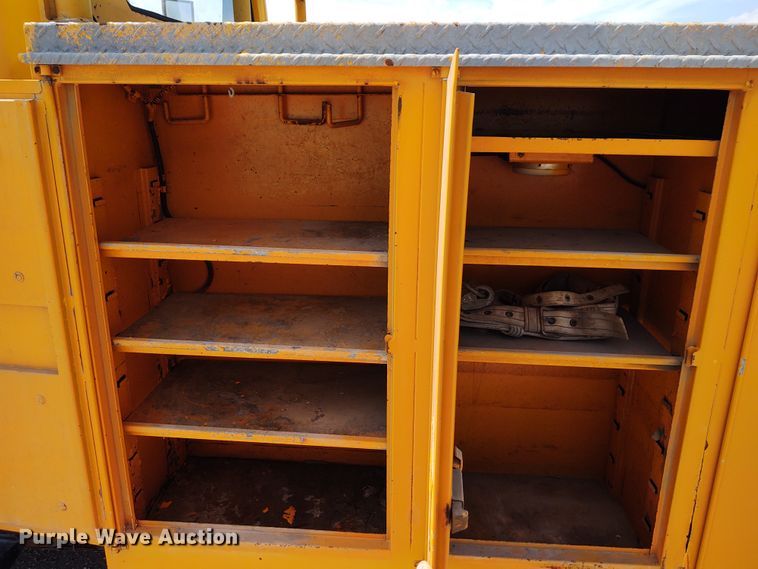 image for item DE6936 1984 International S1700  forestry bucket truck