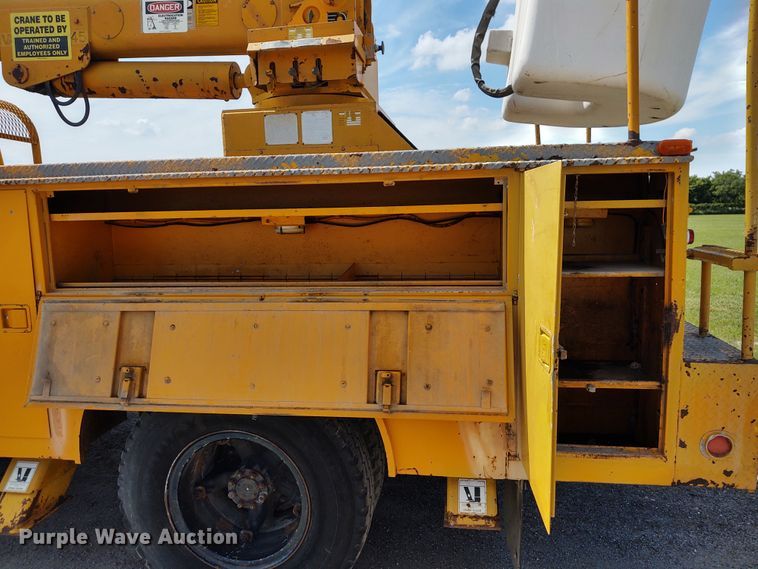 image for item DE6936 1984 International S1700  forestry bucket truck
