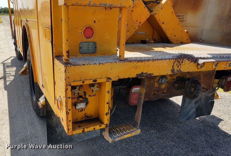image for item DE6936 1984 International S1700  forestry bucket truck