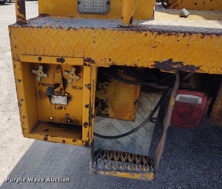 image for item DE6936 1984 International S1700  forestry bucket truck