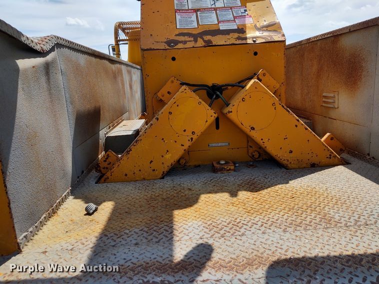 image for item DE6936 1984 International S1700  forestry bucket truck