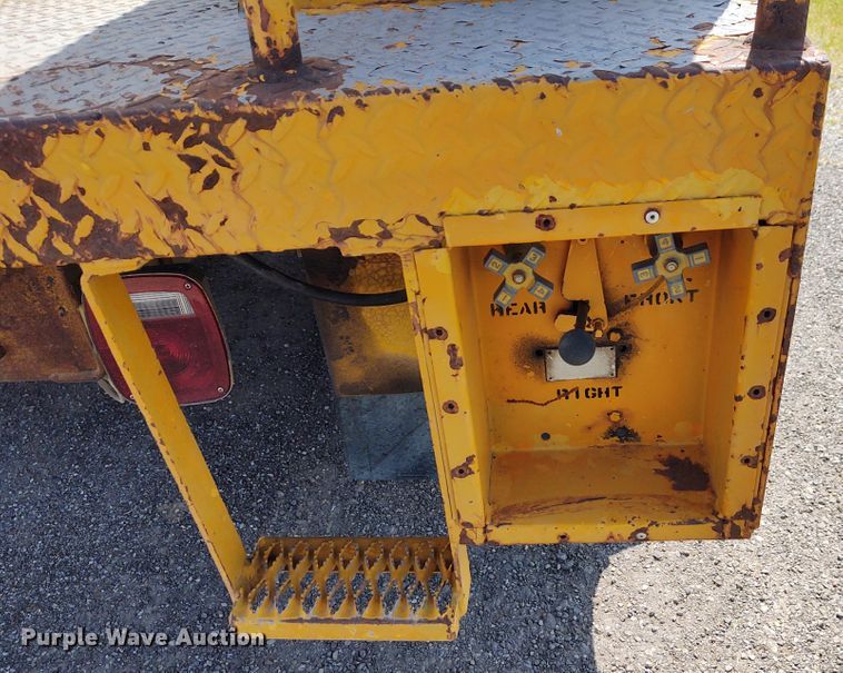 image for item DE6936 1984 International S1700  forestry bucket truck