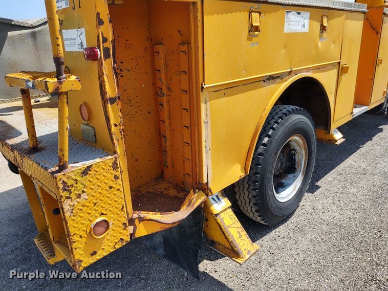 image for item DE6936 1984 International S1700  forestry bucket truck