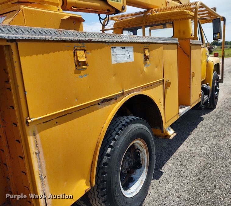 image for item DE6936 1984 International S1700  forestry bucket truck