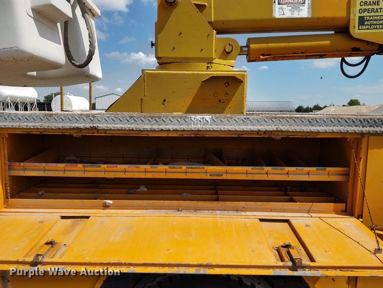 image for item DE6936 1984 International S1700  forestry bucket truck