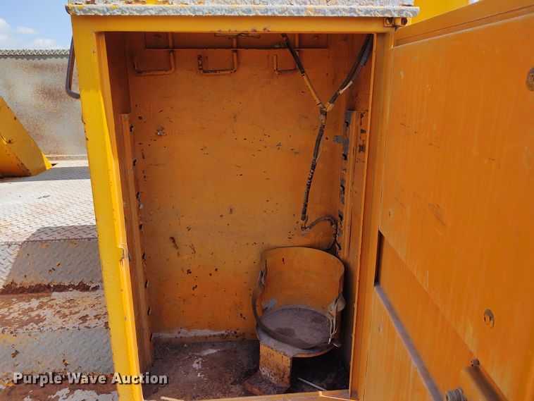 image for item DE6936 1984 International S1700  forestry bucket truck