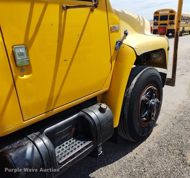 image for item DE6936 1984 International S1700  forestry bucket truck