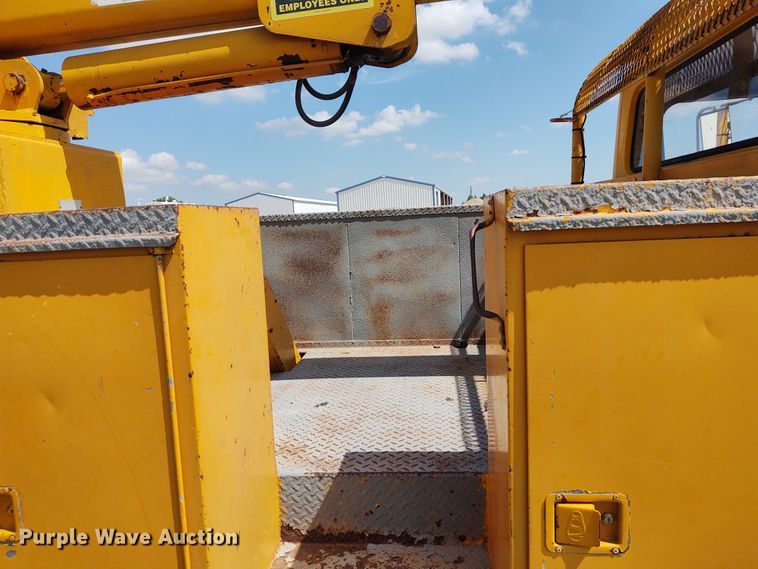 image for item DE6936 1984 International S1700  forestry bucket truck