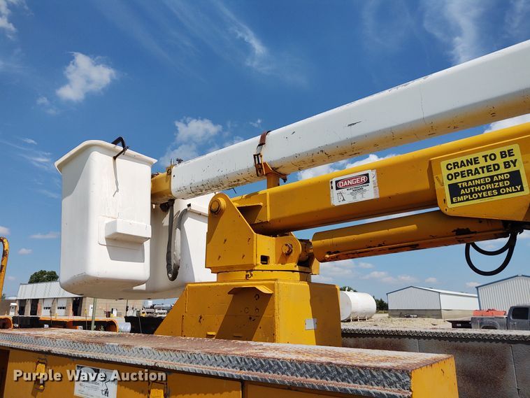 image for item DE6936 1984 International S1700  forestry bucket truck