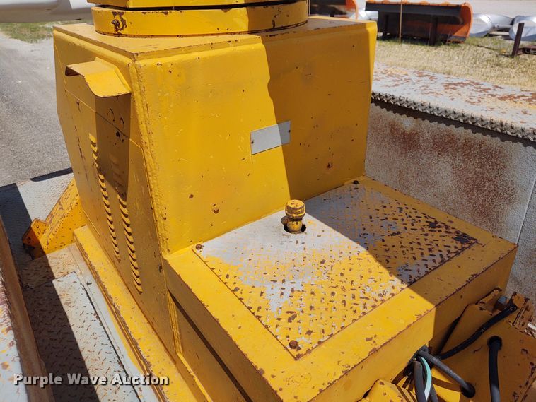 image for item DE6936 1984 International S1700  forestry bucket truck