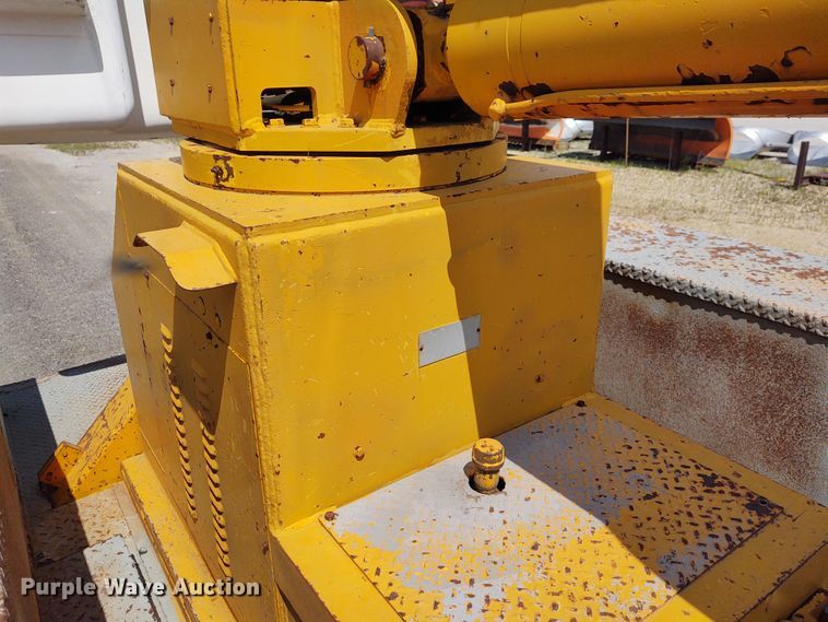 image for item DE6936 1984 International S1700  forestry bucket truck