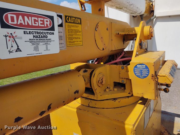 image for item DE6936 1984 International S1700  forestry bucket truck