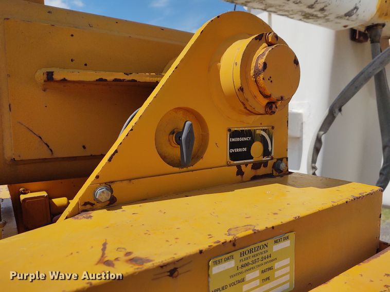 image for item DE6936 1984 International S1700  forestry bucket truck